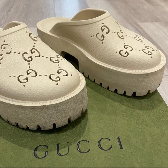 Gucci Women's Platform Sandal with Perforated G in white rubber - Picture 5 of 9